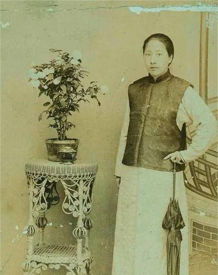 1914年，袁世凯头疼久治不愈，洋医束手无策，哪知中医黄石屏拿出一尺多长的金针，