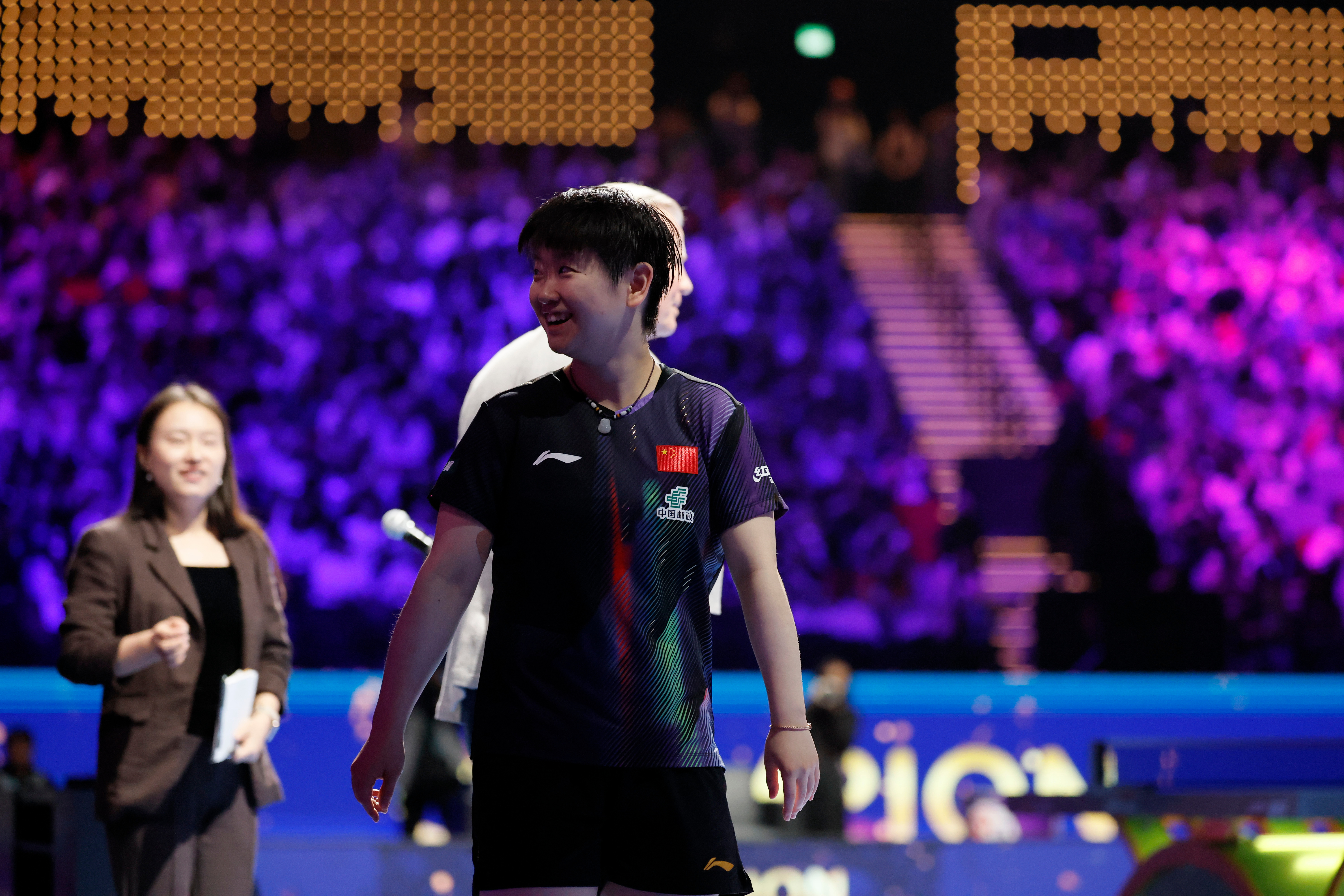 采访完还去和co握手 依然是希望真心不被错付的瞬间 乖乖笑的好开心啊 