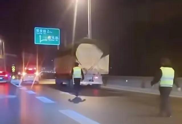 由郑州司机跳桥悲剧
建议交警、路政部门：
1、组织研制车辆“限速控制器”；
2、