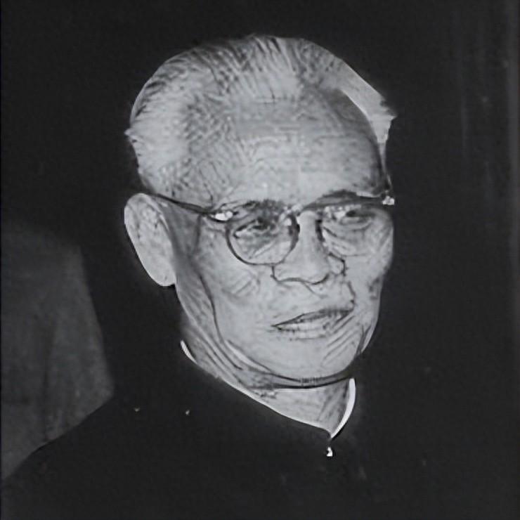 1941年11月的重庆，国民参政会二届一次会议上，财政部部长孔祥熙正在用掩饰通货
