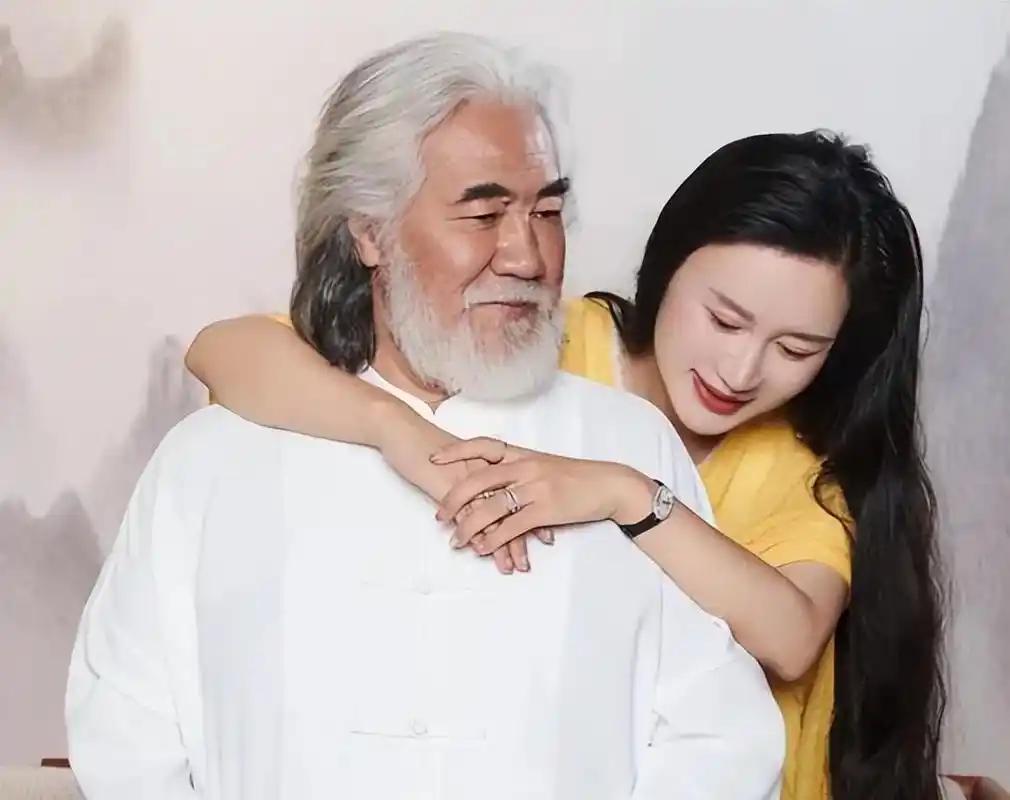 杜星霖为啥死心塌地跟着张纪中？都说婚姻是权衡利弊，可张纪中给的远不止账单。当全网