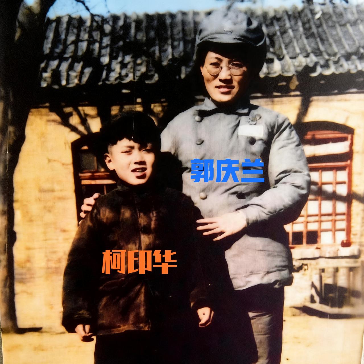 这个男孩病危时，周总理曾亲自批示用专机送药抢救，他的名字叫柯印华，这一张照片拍摄