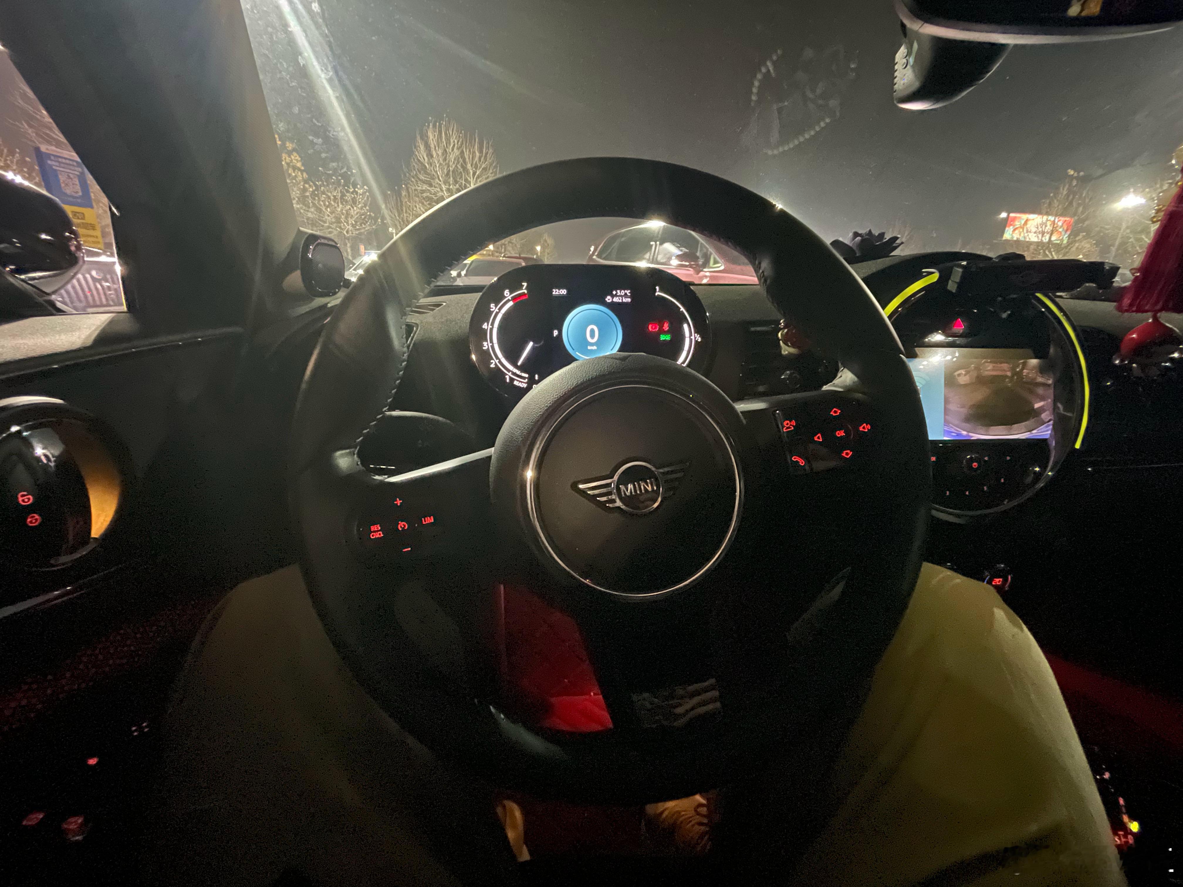 第一次开宝马这小mini，好像是clubman，开了一圈下来总结就是不怎么好开。