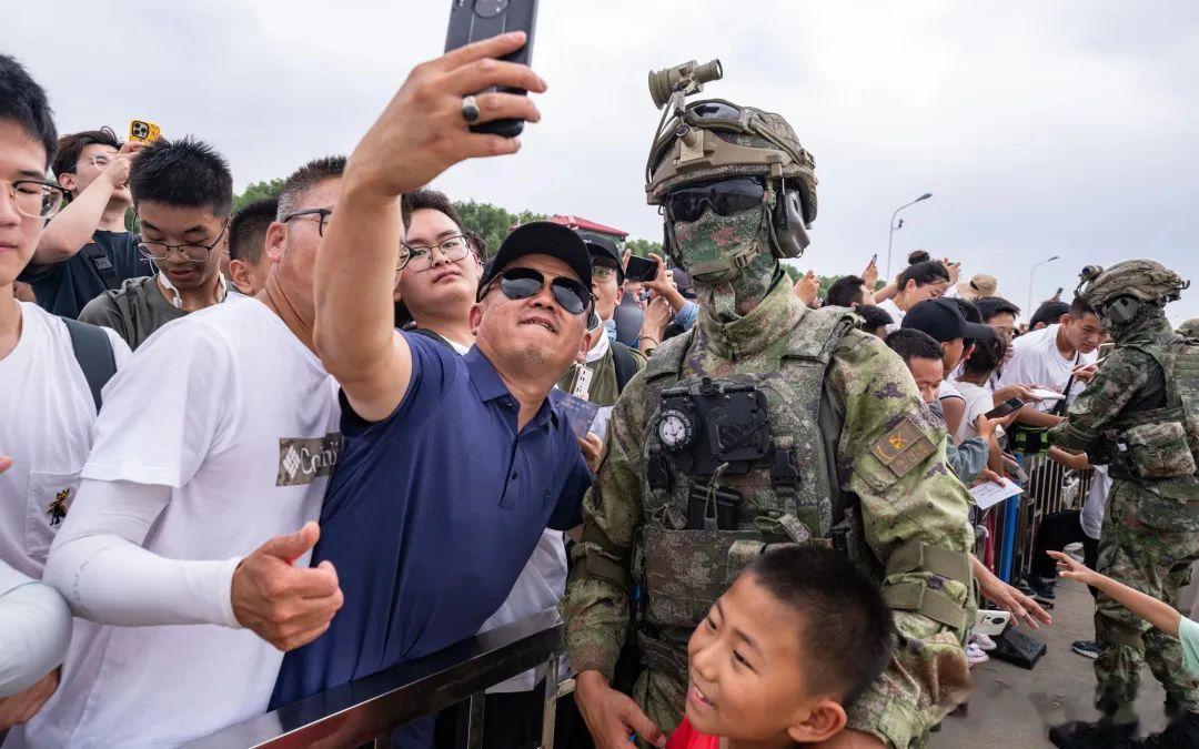 2023长春航空展，原来有那么多人和空军的空突特种兵合上了影，而且还有很多小朋友