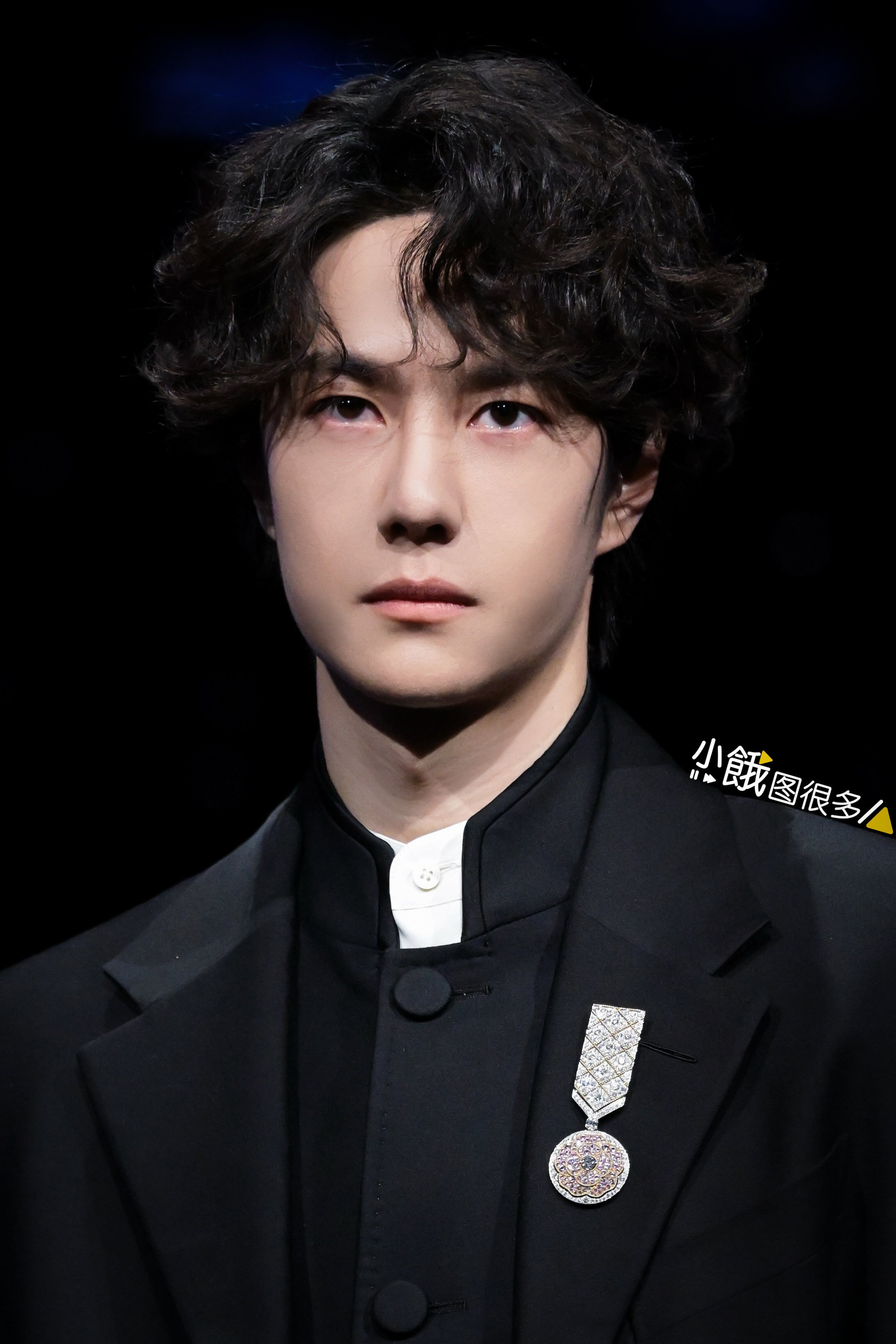 王一博 中山装 20260205 补一组王一博卷毛造型亮相微博之夜红毯高清图集4