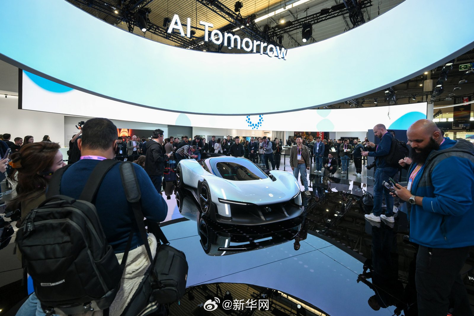 MWC现场，中国AI已成绝对主场，小米展台人气爆棚，AI人车家全生态惊艳全球。海