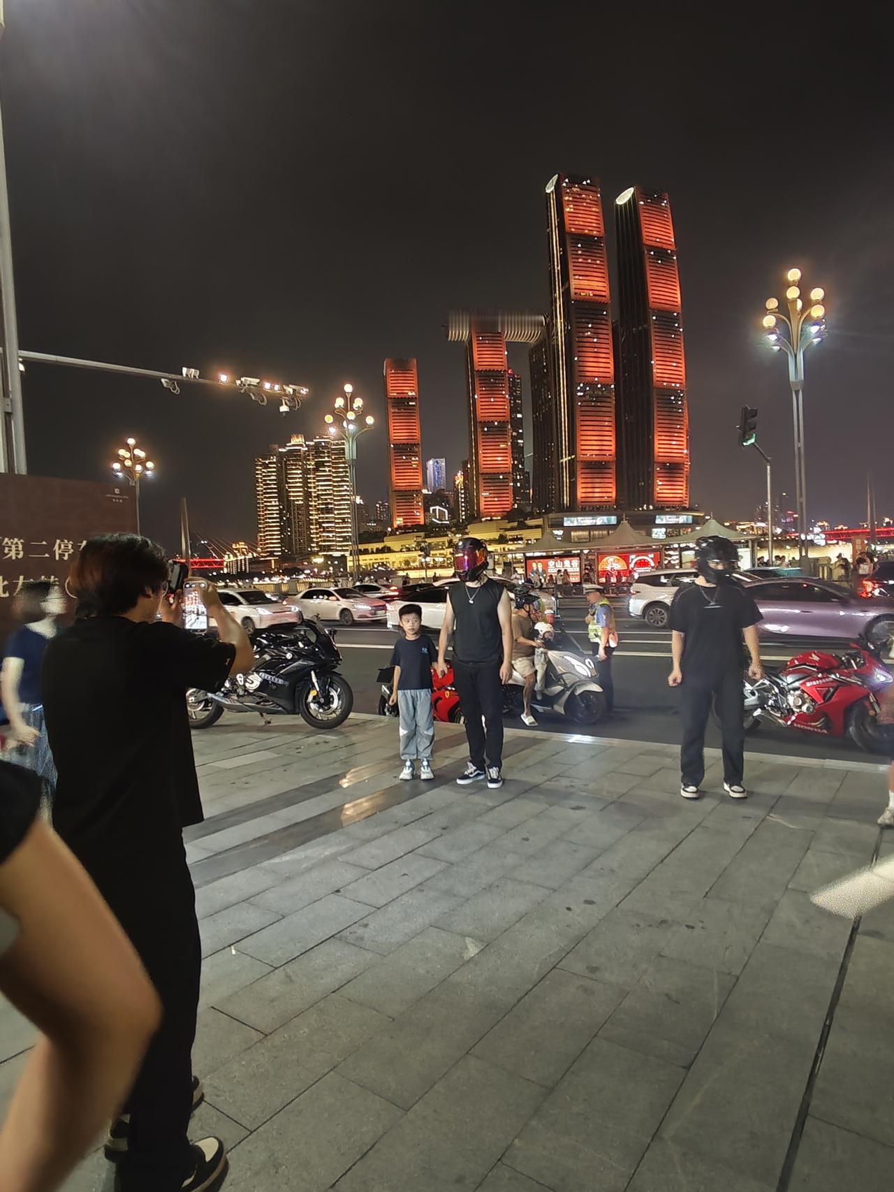 重庆江景拍照打卡重庆的落地签人气越来越旺了，而且还向低龄化方向延伸，昨晚上我就看