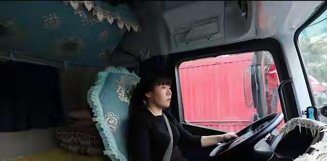 驾驶室当婚房，车轮碾碎猜忌！浙江夫妻挤2米卡车还贷养娃，妻子拎扳手吓退油耗子，却