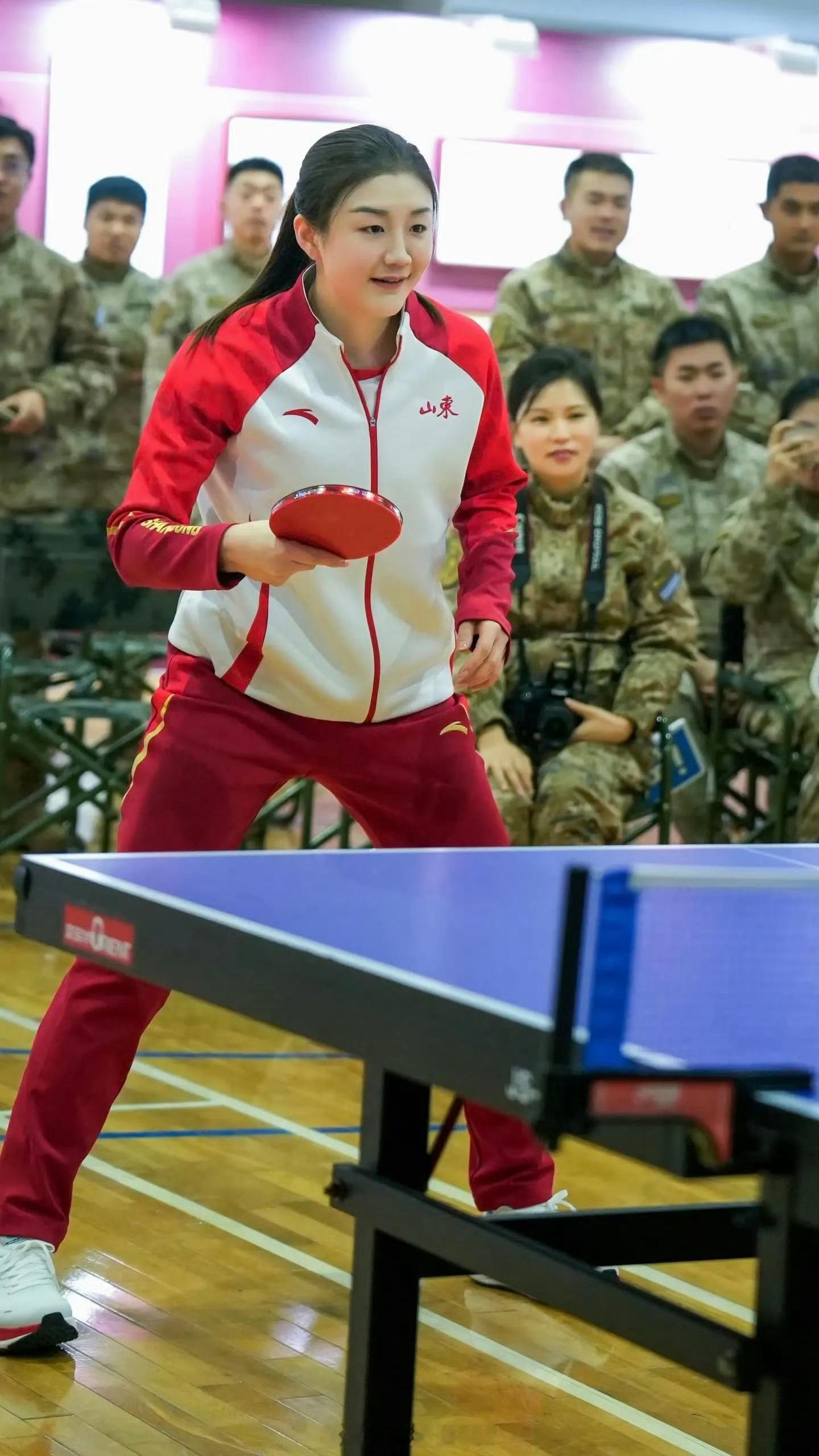 奥运冠军陈梦参加部队交流分享会奥运冠军陈梦近日走进某部队参与了分享交流活动，她以