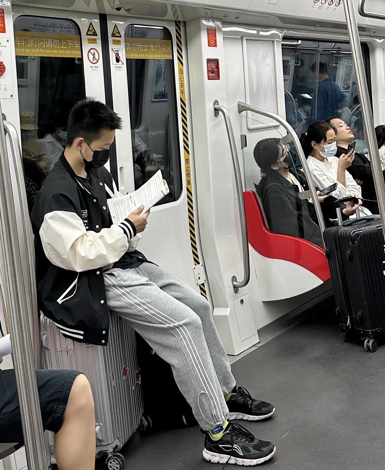 现在合肥高考越来越人性化了。
老二高考就分在本校，
省了订宾馆的烦恼。
记得老大