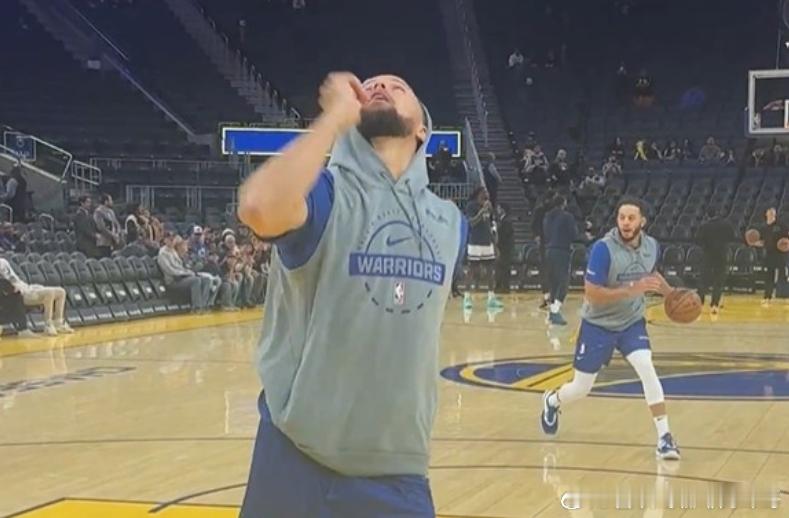 今天中午11点，勇士将主场对阵森林狼。本场复出的库里进行了赛前热身，热身时，他上