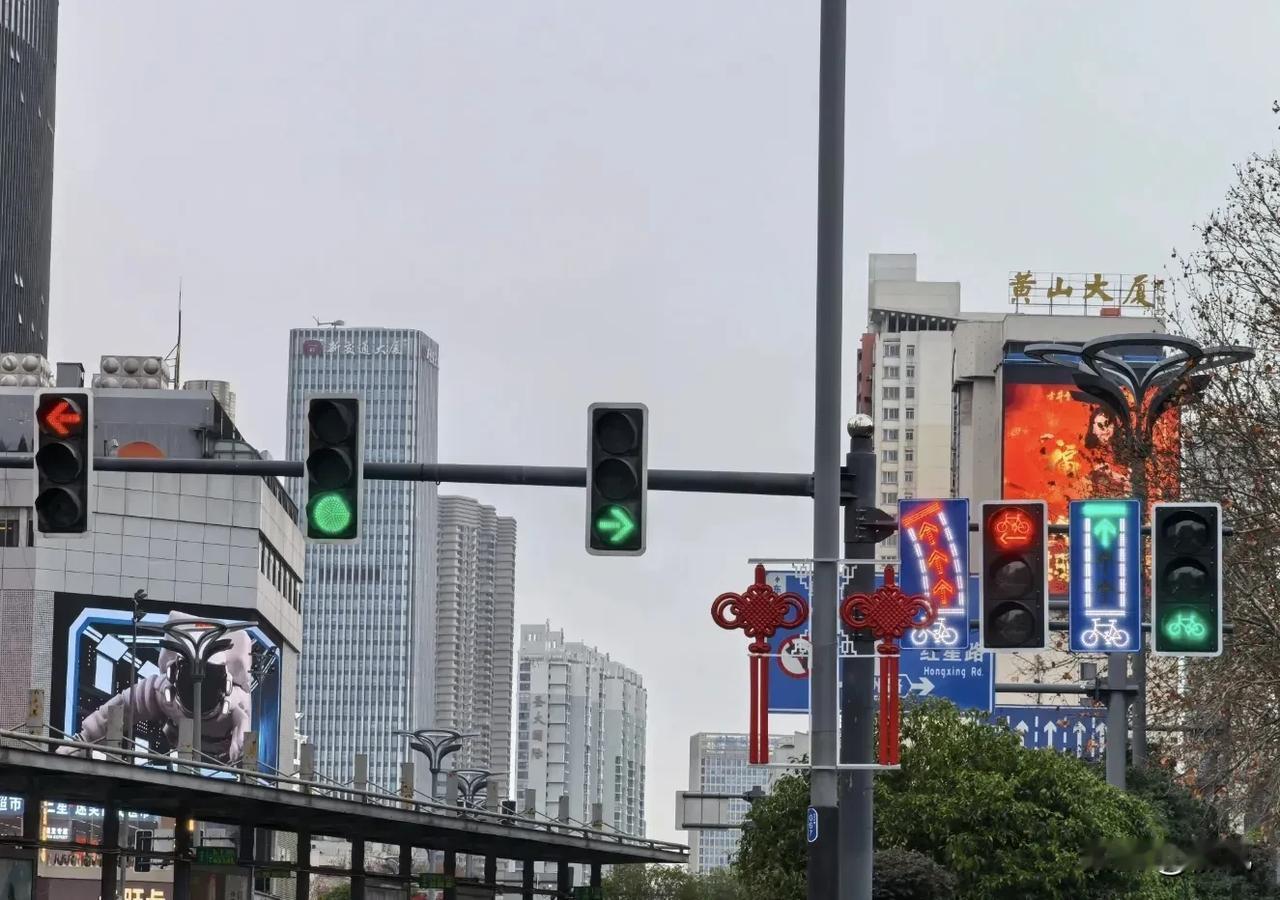 合肥78个路口将迎来“专属红绿灯”
近日，合肥市民刘先生在骑电动自行车上下班途中