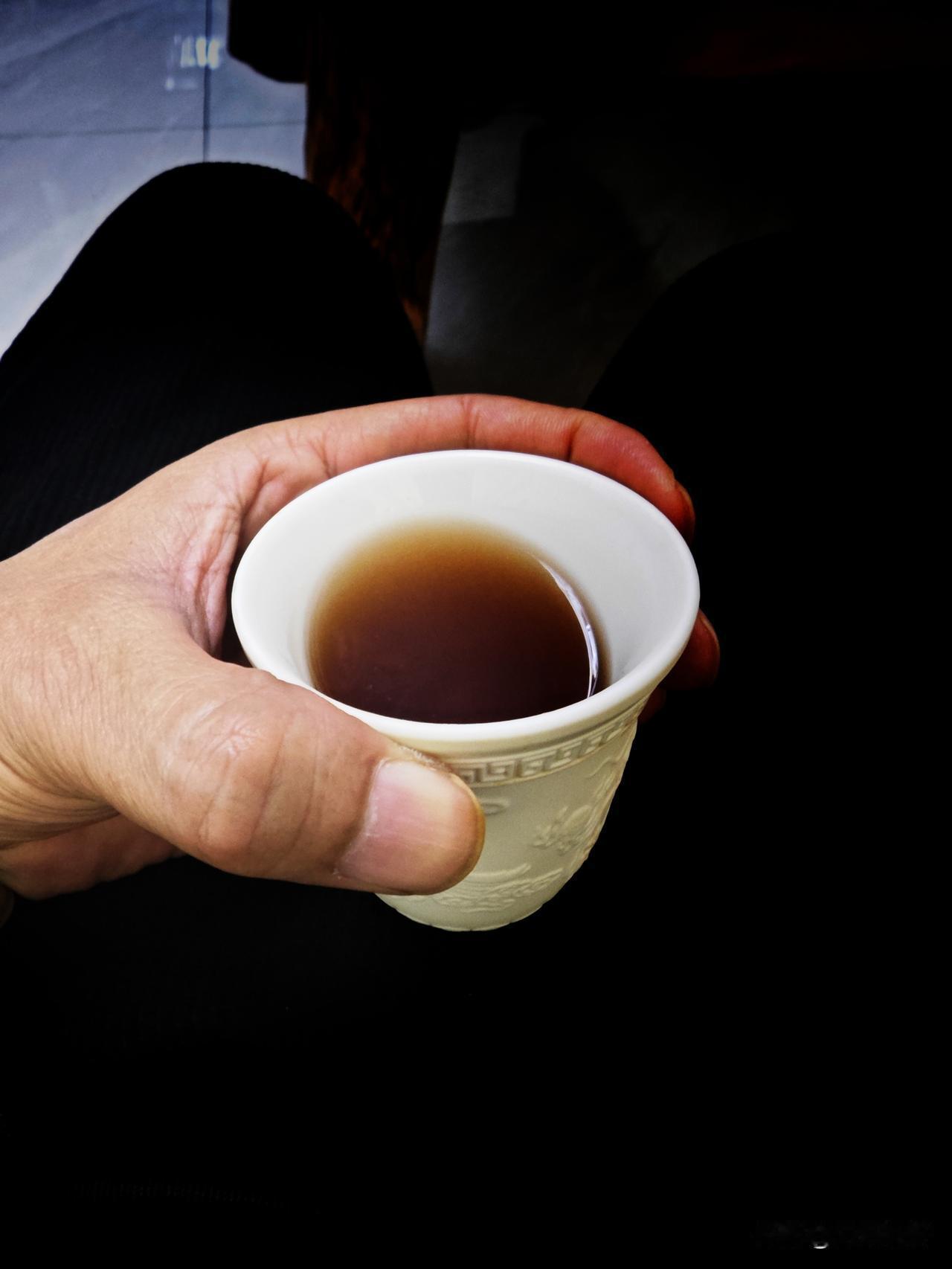 当你心烦意乱时，总想找一杯茶来“涤烦子”，却不知“心浮茶添堵”的道理，即这个时候