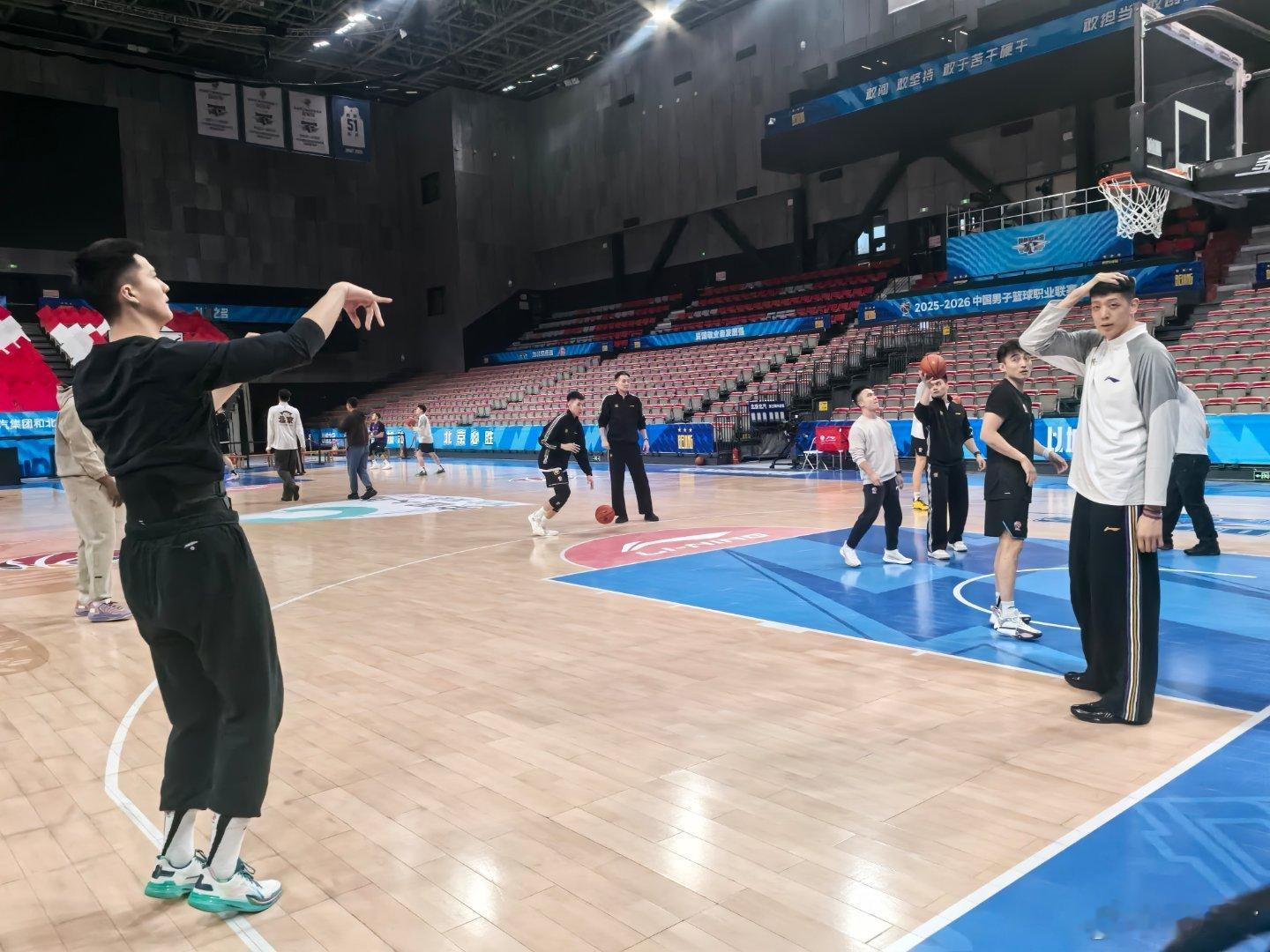 北京男篮vs北控男篮 沈梓捷 朱松玮 都在！ 北京·首钢冰球馆