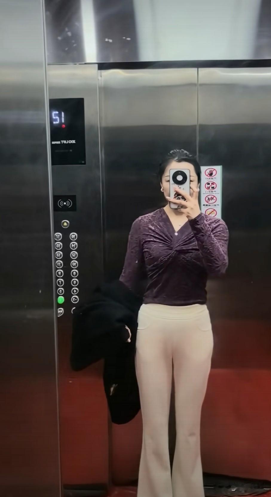 在电梯里拍自拍，准备去开会。