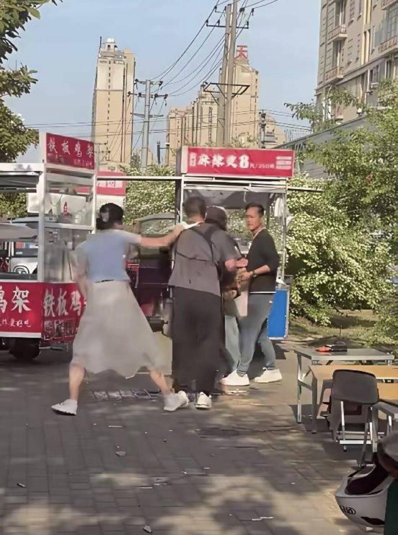 遇到困难，办法总比困难多。内裤都可以当武器！
为了挣钱，她发挥出了惊天动地的奇思