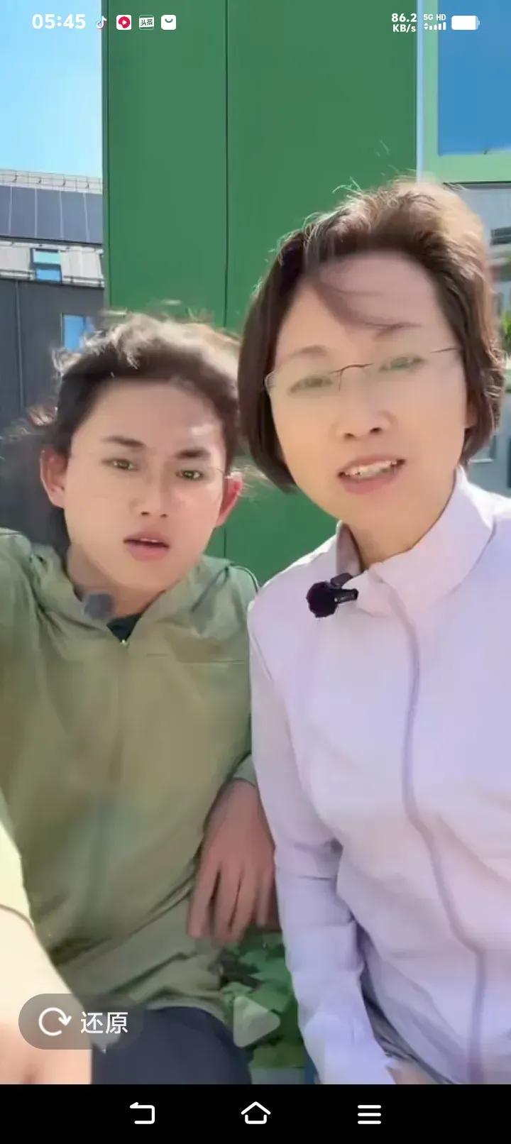 有网友说偏口鱼的妈妈气质不像下岗工人，说小鱼博士人设塌了。[捂脸]
大家不要忽略