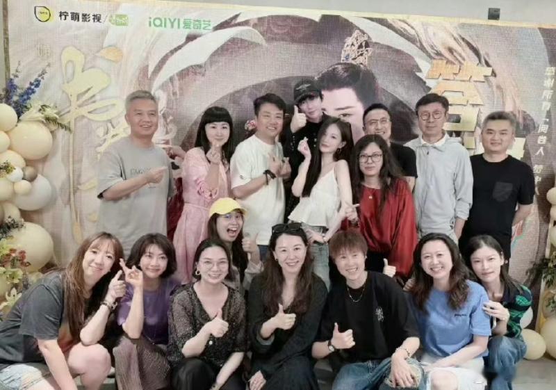 李一桐刘宇宁书卷庆功宴大合照李一桐刘宇宁双人捧脸合照 ​​​wow~~ ​​​