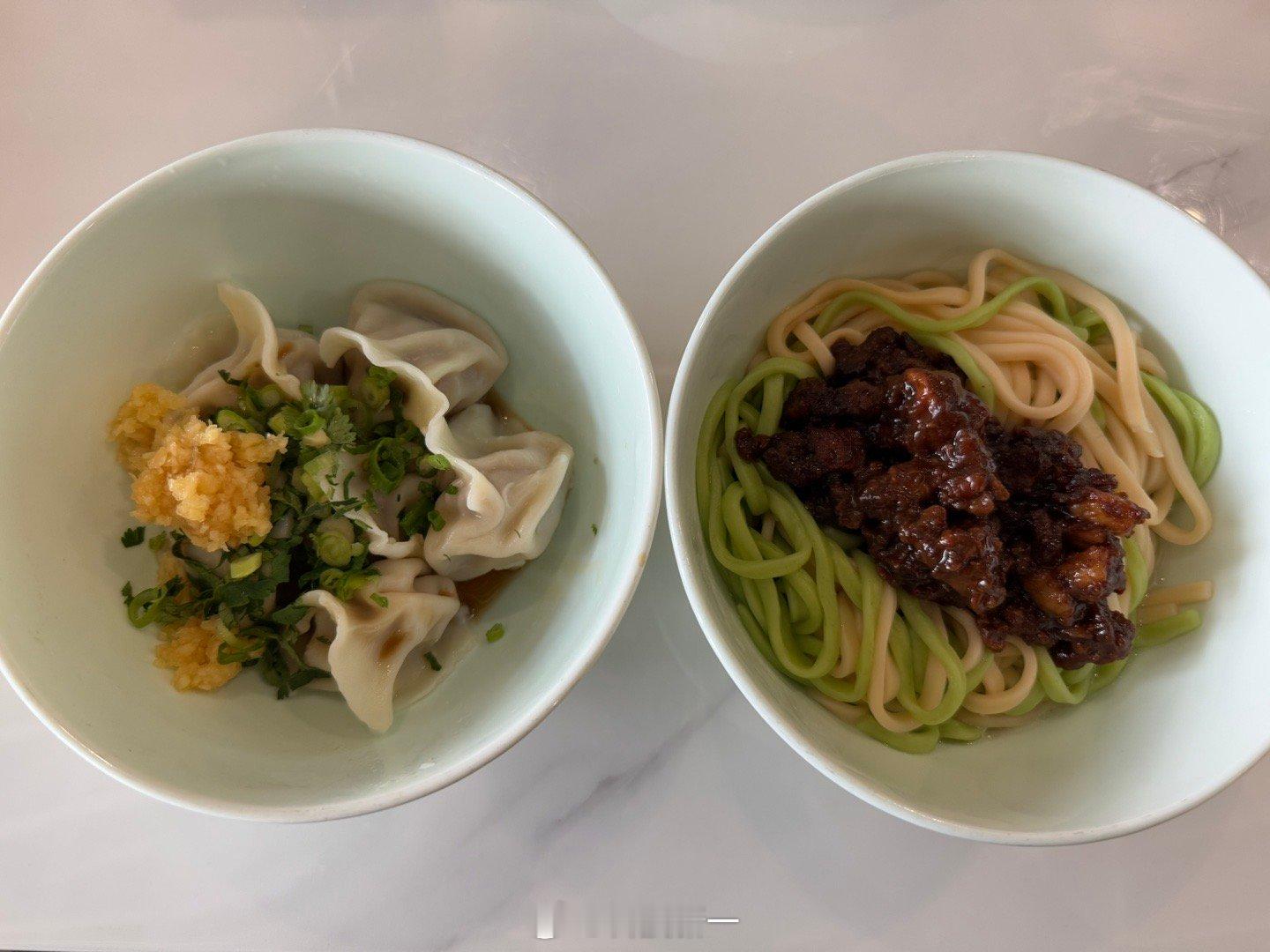不吹不黑，青岛机场休息室是国内最好的休息室，全天都有现做的水饺和面条，而且休息室