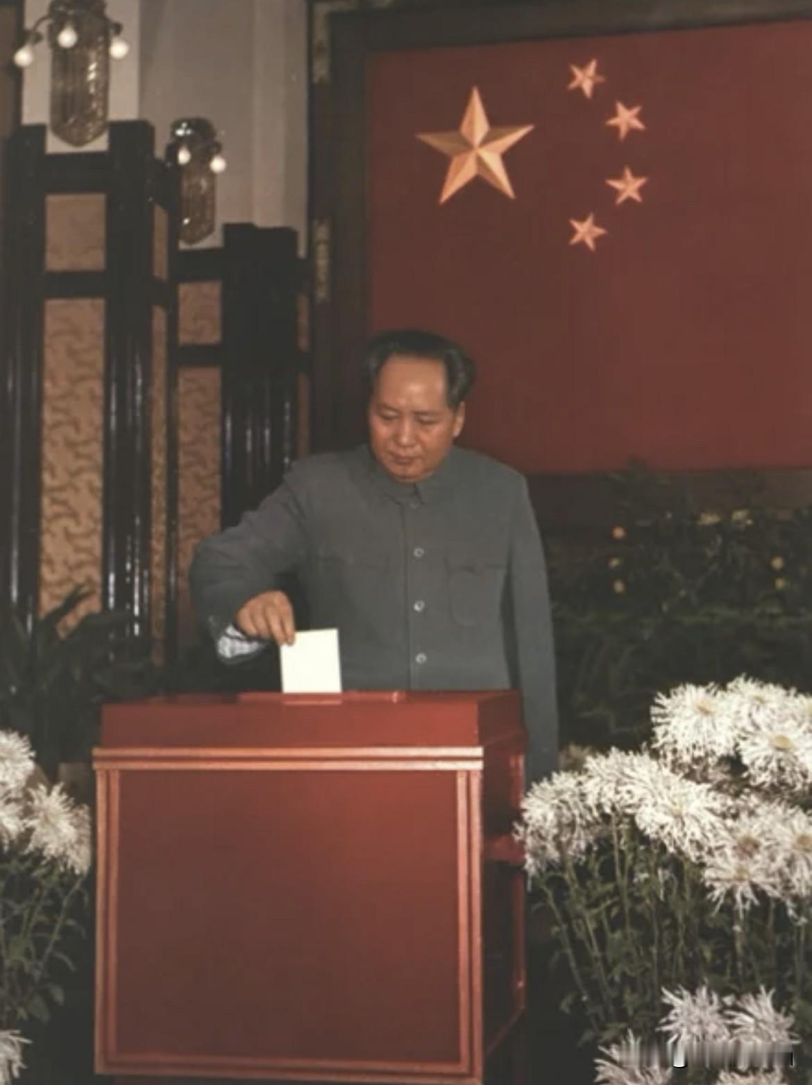 毛主席这一投，藏着中国人最戳心的真相

谁能想到，1953年那张泛黄的老照片，竟