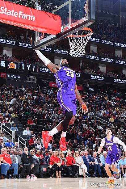 Shams在刚才的直播中谈到了詹姆斯今天的表现：

“41岁勒布朗的表现我们前所