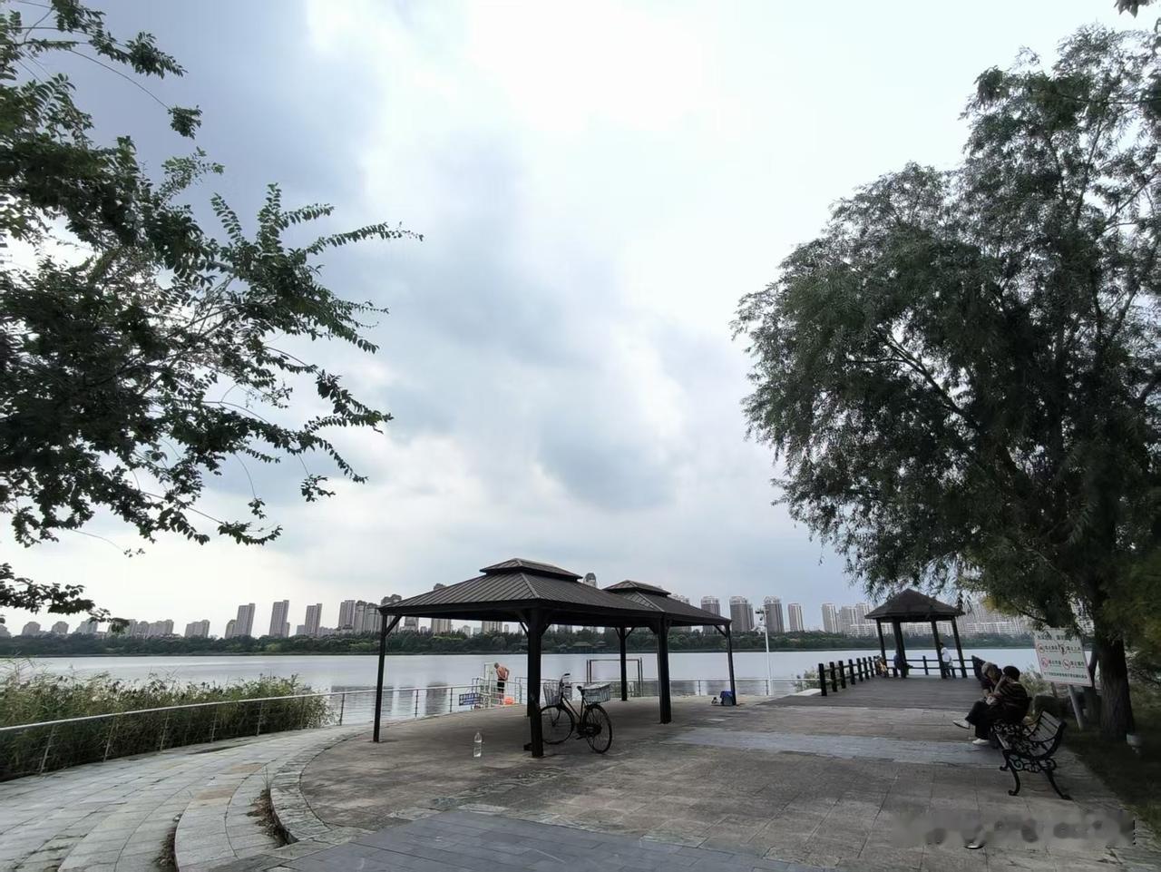 闹市中的一处静谧雅景！
穿行熙攘街巷，转身便踏入一方清幽天地。外界车来人往，喧嚣
