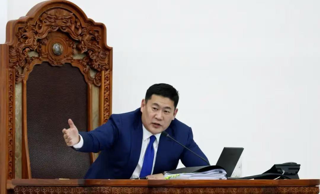 蒙古总理对西方硬气了没几天，在内外声讨中被逼下台谢罪

蒙古总理赞丹沙塔尔硬气要