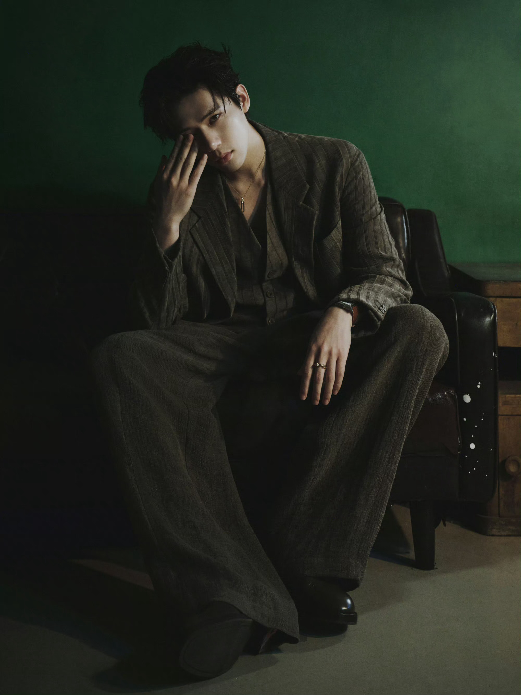 王安宇出发图认真的吗，帅到我无法保持苹果肌扁平！ 