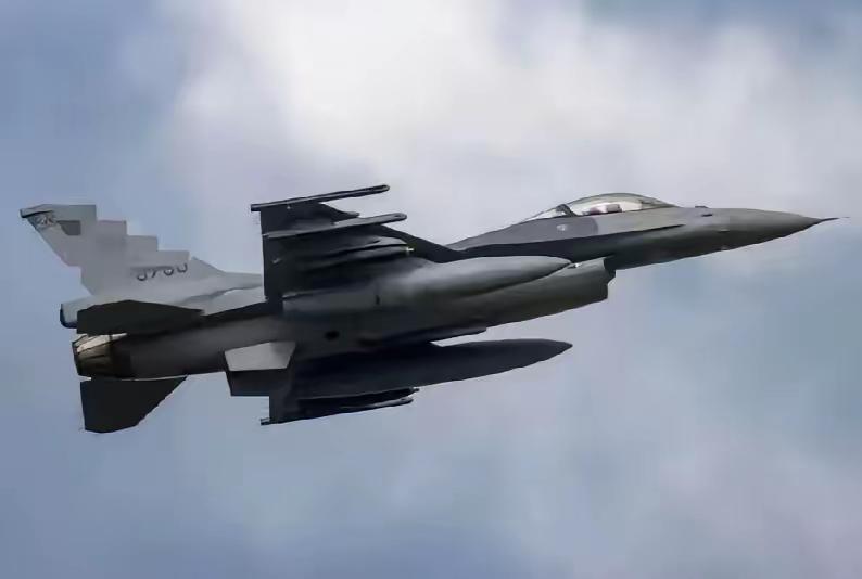 突发！台海有情况！台军一架F-16战机一架F-16战机6日晚19时29分突然从雷