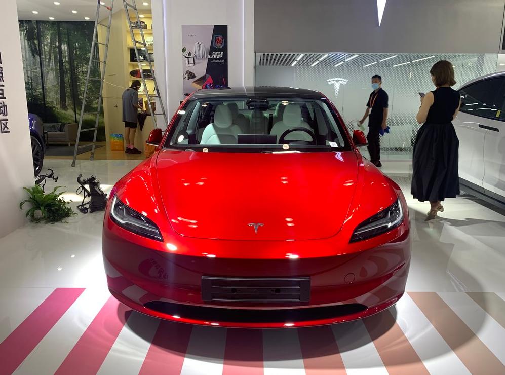 新款特斯拉Model 3，整体轮廓还没怎么变，主要是细节设计改了，内饰设计更精致