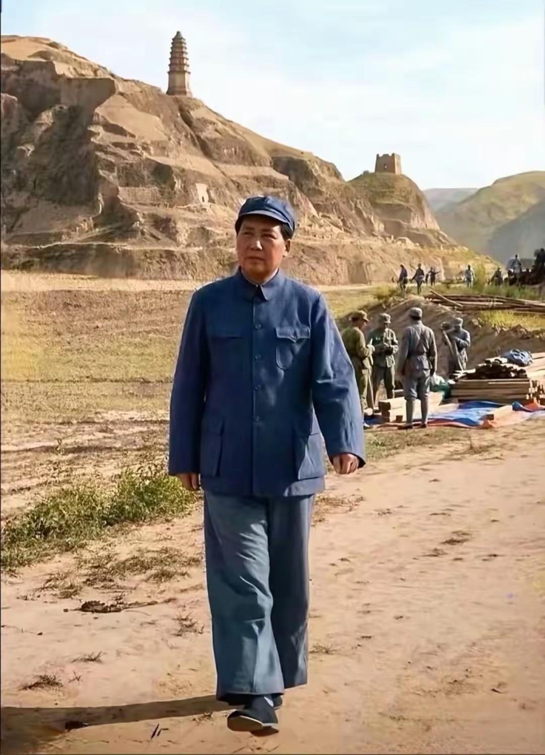 这是毛主席在黄土高坡上时的罕见留影，都看看吧，伟人昂首阔步向前走着，他的心中充满