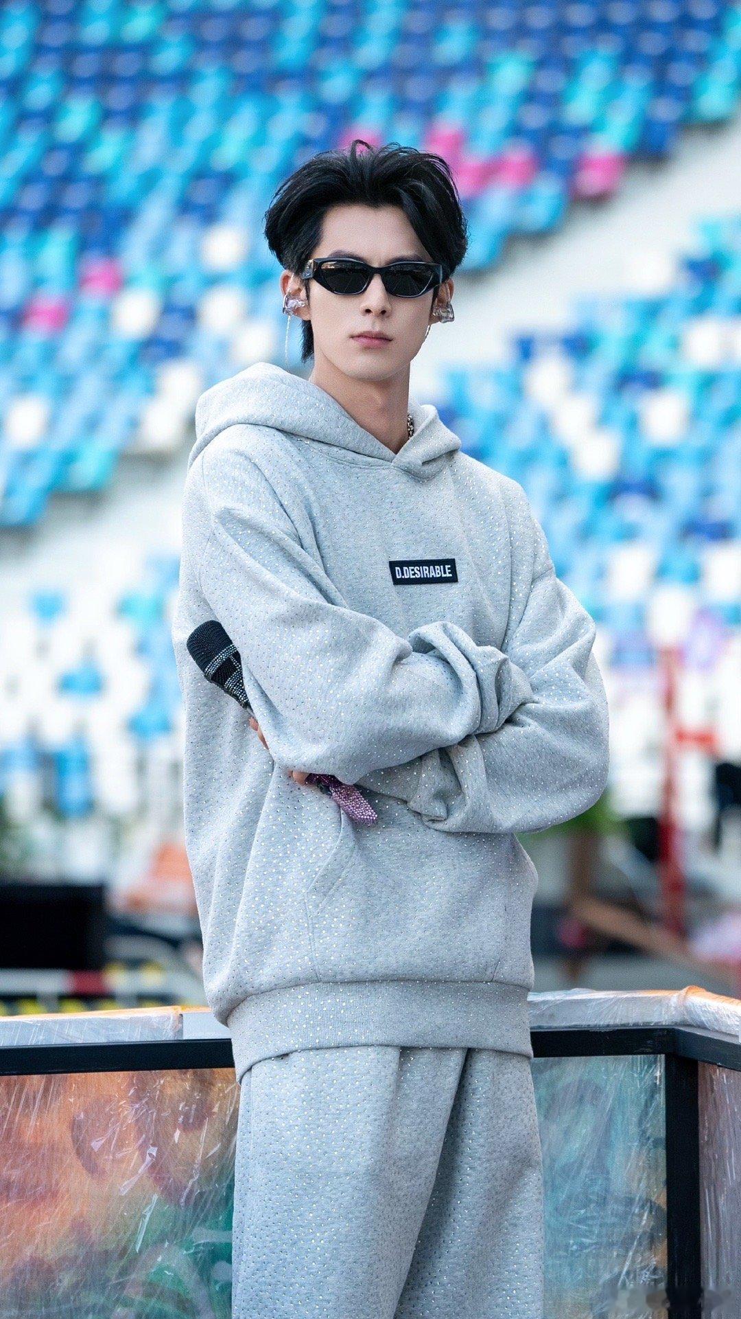 王鹤棣湖南卫视跨年演唱会出图！太帅啦！期待我们鹤帝晚上的舞台