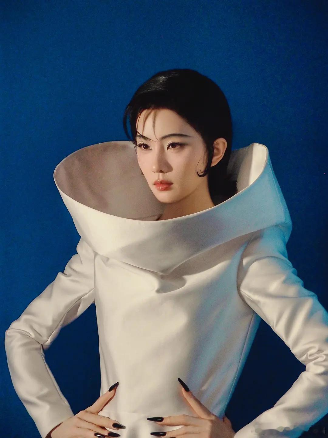 刘诗诗造型挺独特的刷到化妆师微博发现刘诗诗这次拍杂志画的是柳叶眉？风格真的挺独特