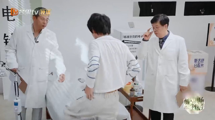 文韬针灸效果立竿见影 从被强直性脊柱炎疼到困扰，到针灸后能轻松舒展，文韬这前后变