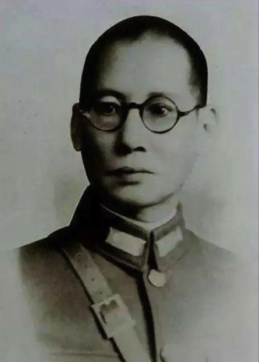 1927年，龙云在住所被袭击，眼睛被炸伤。昆明城防司令王洁修心狠手辣，特制铁笼囚