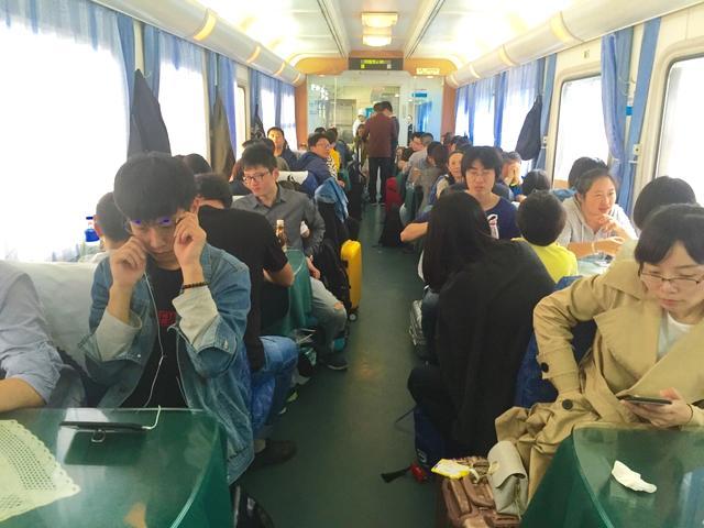 坐火车从贵州铜仁去重庆，中午十分想去餐车吃饭，问了列车员 餐车在十五车厢。走过去