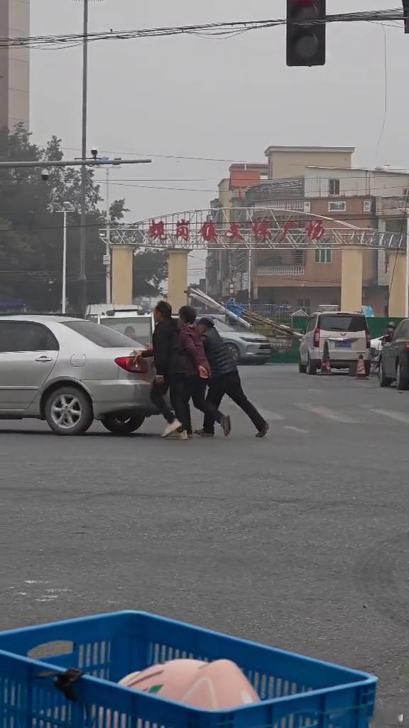 其实人生好多时候，都系陪在绝望与希望之间。漫漫前路，不知所措，我哋唯有昂然向前，