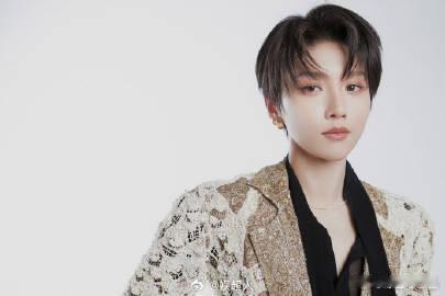 刘雨昕衣服是蛇年捕梦网  看来刘雨昕的蛇年捕梦网造型是真的很让人惊喜，不过不得不