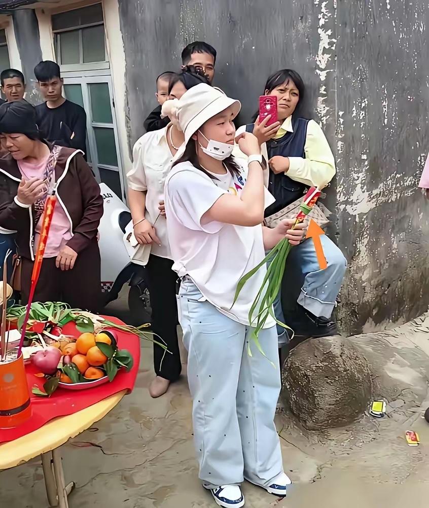 全红婵旁边女士用的是什么手机牌子拍照啊！看上去像素很普通