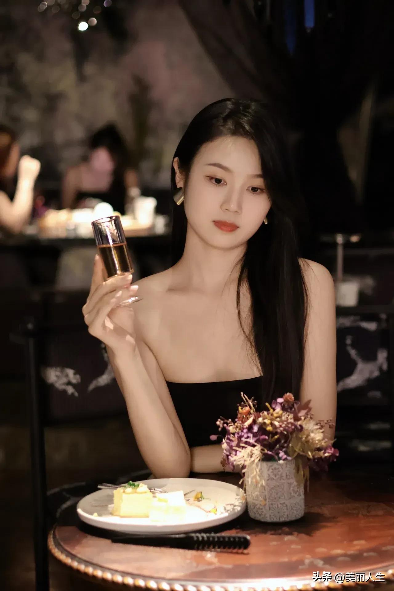 人与人各异，路与路分明，无需对照。你活得精致，我过得舒适；你有你的小资，我有我的