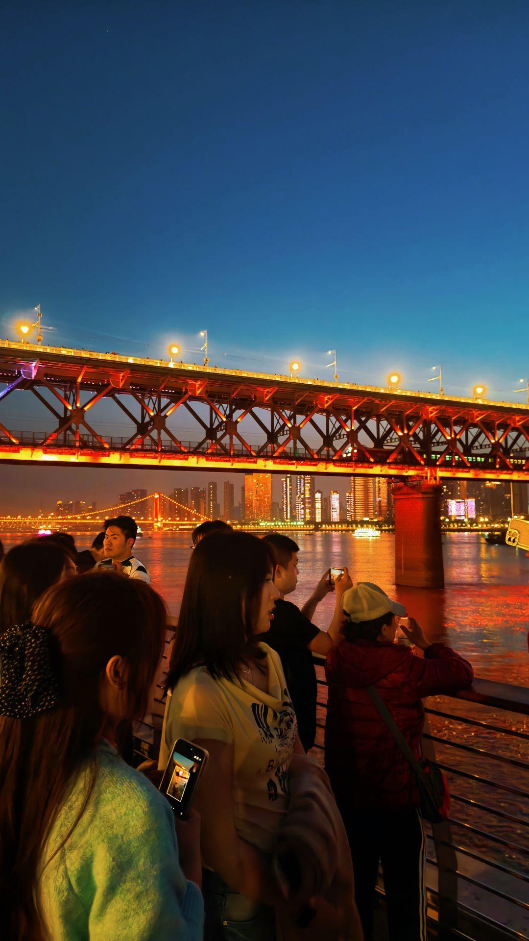 你什么时候来武汉，带你来长江大桥看火车。