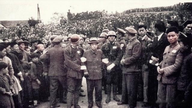 这时让国人大快人心的一幕，拍摄于1947年南京的雨花台，画面中被军警押运着的，就