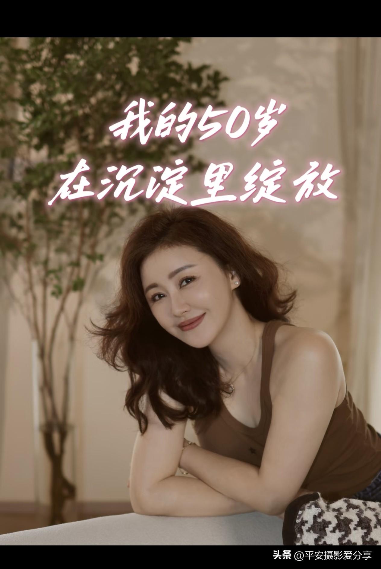 我的50岁 在沉淀里绽放！如何来实现穿搭得体优雅? 制服搭配黑色高跟鞋是什么体验