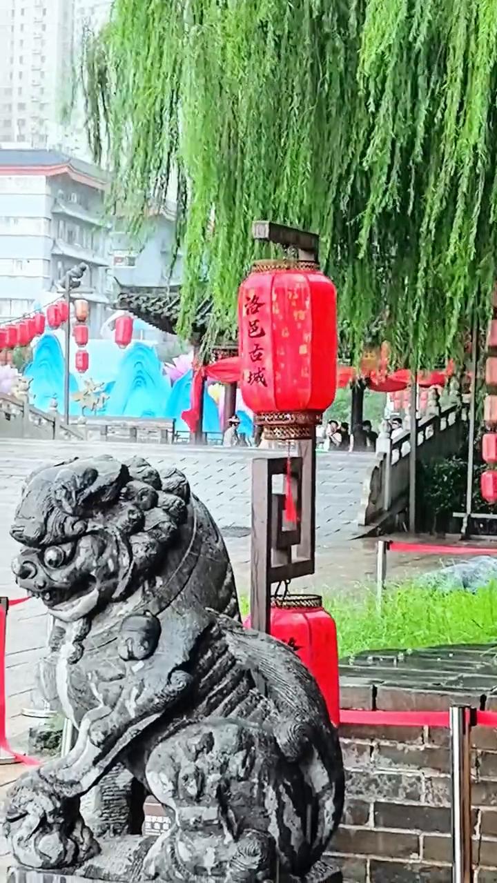 大雨访洛邑，文峰塔下听雨踏浪，洛阳大雨增添古城浪漫。
游洛阳。
洛邑古城遇上了大