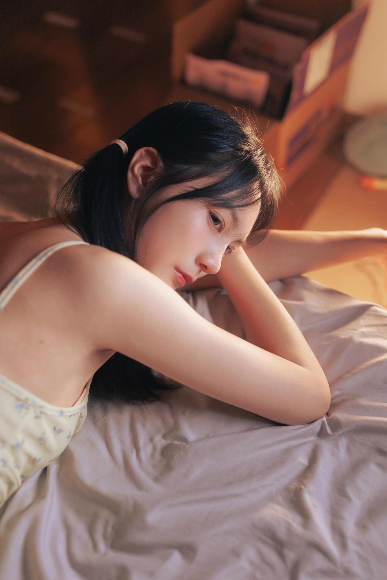 私房人像的思路，“生活感”体现在场景的真实与人物状态的松弛：未整理的床品、日常的