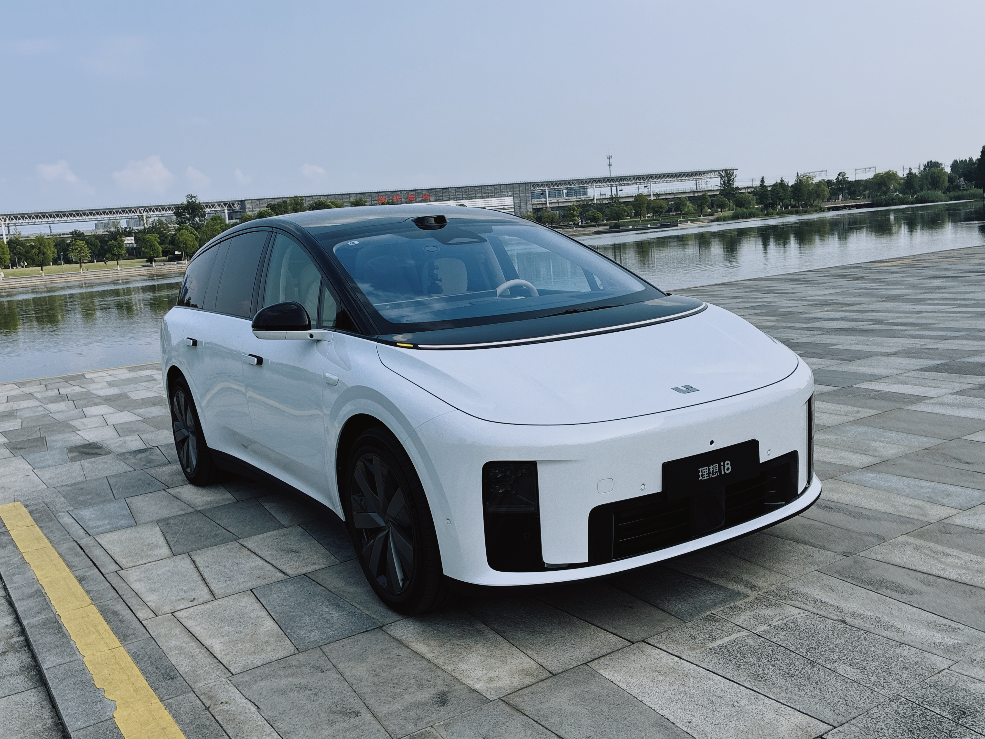 理想i8首发静态体验一组图赏，星环灯二代尤为优雅 ​​​
