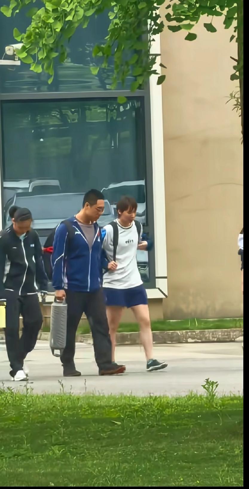 4.22 下训路透！话痨昱宝和体能教练边走边聊太有爱了
 
刷到曼昱的下训路透，