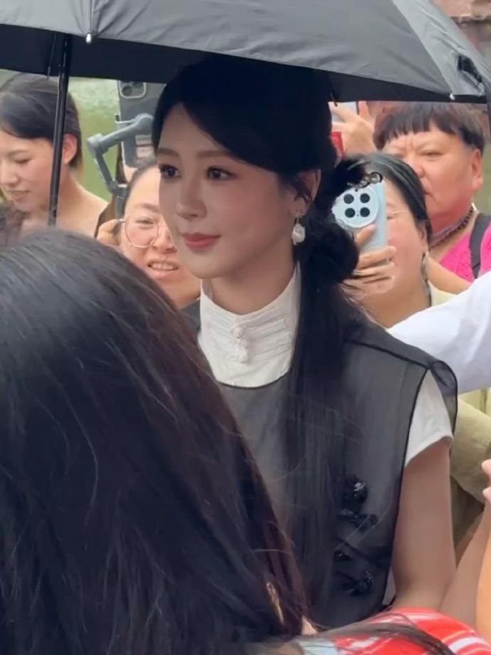 西递偶遇杨紫安徽西递偶遇杨紫 紫妹又去西递啦~