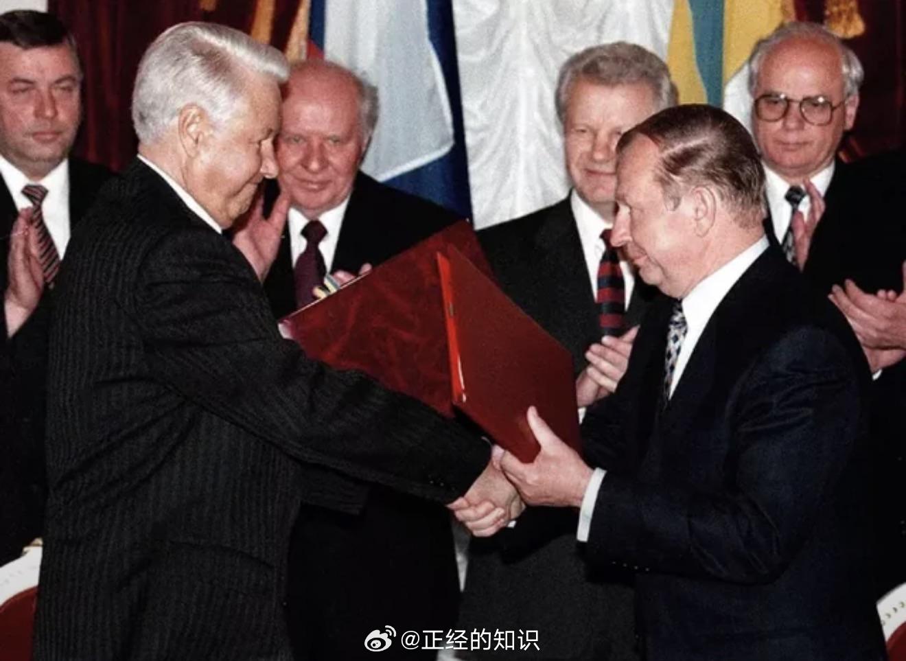 1996年，乌克兰将核武器移交给俄罗斯，“以换取永远不会受到威胁或入侵的保证”。