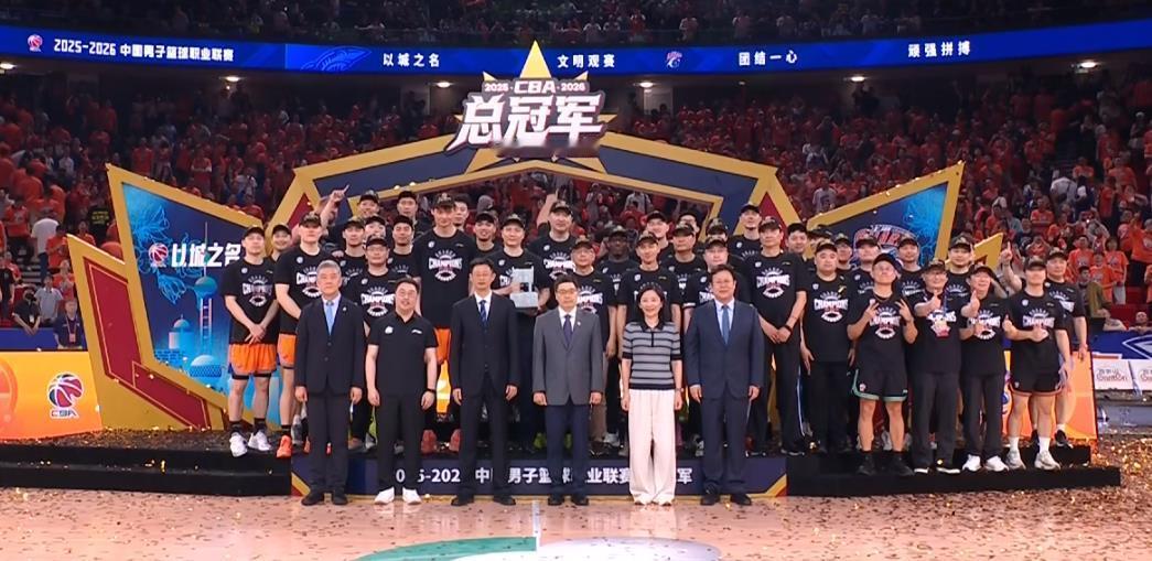 大白边终究还是没能出现在上海队的冠军领奖台上，一个脚伤让大白边连冠军领奖台都上不